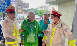CSGT Hà Nội giúp cụ ông 84 tuổi lạc trong mưa lớn trở về với gia đình
