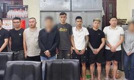 Hàng chục cô gái bị bán vào quán karaoke ở Hà Nội, ép ăn mặc gợi cảm phục vụ khách