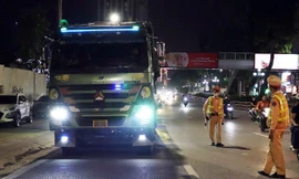 Hà Nội xử lý hàng chục xe quá tải trong một đêm