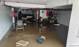 Người dân Hà Nội tất bật dọn dẹp cửa hàng, bơm nước khỏi hầm ngập