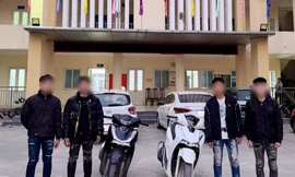 CSGT Hà Nội cùng người dân khống chế nhóm đối tượng mang hung khí rượt đuổi nhau trên đường