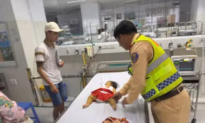 Lực lượng của Cục CSGT hai lần dùng xe đặc chủng giúp người nguy kịch cấp cứu trong đêm