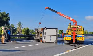 Xe tải nổ lốp lật ngửa trên cao tốc 