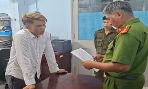 Khởi tố đối tượng cầm dao khống chế, hành hung nữ thẩm phán tại Đồng Tháp