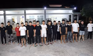 Hàng chục thanh thiếu niên hỗn chiến bằng dao, bom xăng lúc rạng sáng