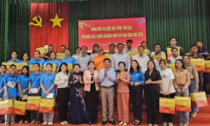 Hàng trăm phần quà đến với người lao động Cần Thơ dịp Tết