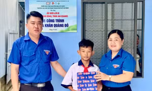 Nhà Khăn quàng đỏ tiếp thêm động lực cho cậu học trò nghèo