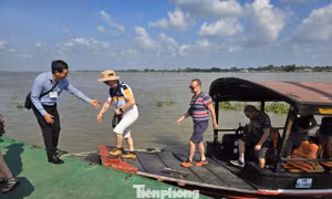 Đoàn khách Pháp trải nghiệm du lịch sông nước đầu năm