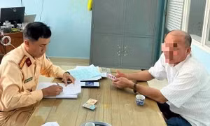 Hành khách hoảng loạn trên xe. Ảnh cắt từ clip