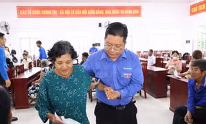 Người cao tuổi Cần Thơ được khám, phát thuốc miễn phí dịp cận Tết