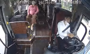 Buông tay lái, bấm điện thoại, tài xế xe khách gây tai nạn