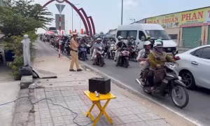 CSGT Đồng Tháp sử dụng loa kẹo kéo phân luồng tránh kẹt xe sau Tết