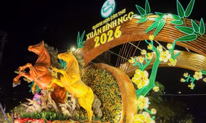 Tam mã phi nước đại nổi bật tại đường hoa xuân Cần Thơ