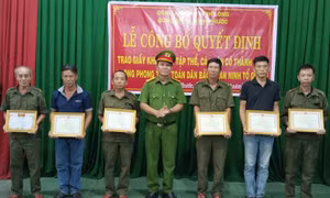 Khen thưởng người dân dũng cảm bắt đối tượng trộm xe tải