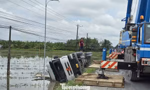 Xe tải lật xuống ruộng, Quốc lộ 54 qua Vĩnh Long ùn tắc