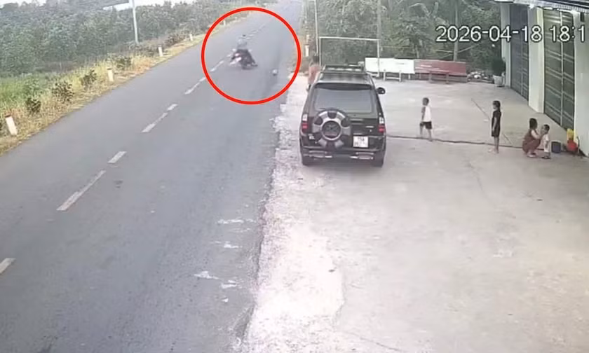 Vụ trẻ đá bóng lăn ra đường gây tai nạn chết người: Cha mẹ có vô can?