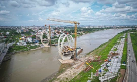 Lạ mắt kiến trúc cây cầu qua sông Đuống sắp về đích