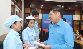 Tổng Liên đoàn Lao động Việt Nam trao 500 triệu đồng hỗ trợ người lao động vùng bão lũ