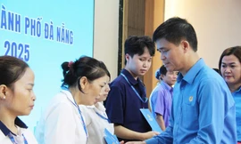 Tổng Liên đoàn Lao động Việt Nam trao 1 tỉ đồng hỗ trợ công nhân Đà Nẵng sau mưa lũ