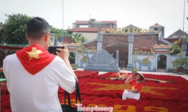 Du khách thích thú trải nghiệm làng nghề vùng ngoại ô Hà Nội