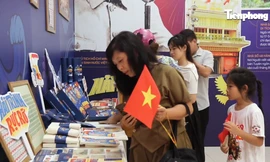 Người dân hào hứng 'săn đón' ấn phẩm đặc biệt về hành trình lịch sử của Bác Hồ