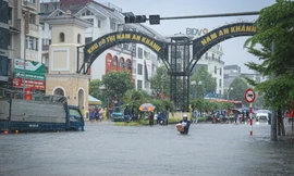 'Ốc đảo triệu đô' ngập sâu, người dân bỏ xe, vật vã lội nước đi làm 