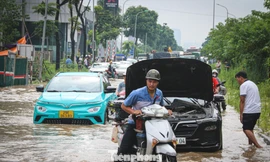 Đường gom đại lộ Thăng Long ngập sâu, hàng loạt phương tiện hỏng hóc, chết máy