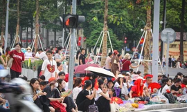 Người dân xếp hàng từ 6h30 để chờ xem tổng hợp luyện