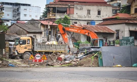 Nhiều tuyến phố Hà Nội nham nhở ổ gà, người đi đường 'thót tim'