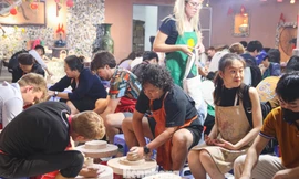 Phóng viên quốc tế ngỡ ngàng về gốm Bát Tràng