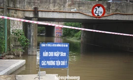 Đại lộ Thăng Long nhiều điểm vẫn ngập sâu, ùn tắc 10 km