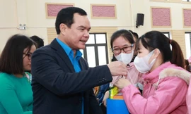 Người lao động khó khăn, thu nhập thấp được tặng quà Tết 