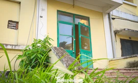 Hà Nội: Loạt ki - ốt khu nhà công nhân hoang phế, nhếch nhác sau khi bị bỏ hoang