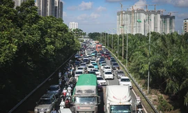 Đường gom Đại lộ Thăng Long vẫn ngập, xe nối đuôi ùn dài hàng km