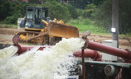 6 máy bơm hoạt động ngày đêm ‘giải cứu’ xóm ngập cả tuần ở Hà Nội