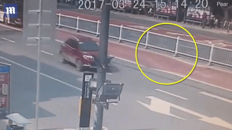 ‘Hố tử thần’ đột ngột xuất hiện, suýt nuốt chửng xe buýt