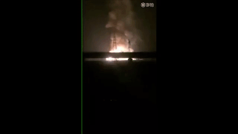 Vụ nổ tạo ra cột khói cao ngút trời.