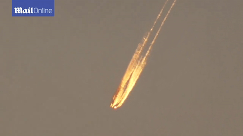 Bí ẩn vệt sáng như lửa xẹt ngang trời bị nghi là UFO