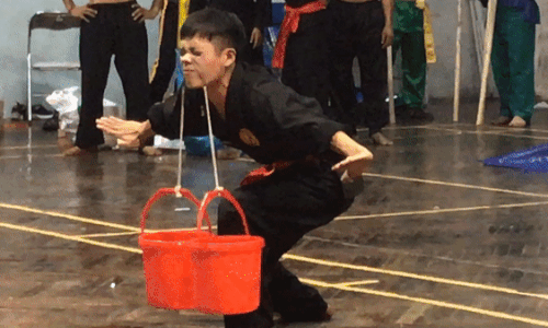 Kinh hãi xem cao thủ võ Việt trình diễn màn nội công kỳ dị