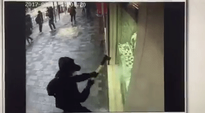 Đập cửa kính cướp nhẫn kim cương chục tỉ giữa ban ngày