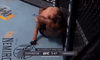 Colby Covington hạ knock-out Tyron Woodley.