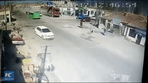 Xe tải san phẳng cả dãy nhà, 5 người chết thảm