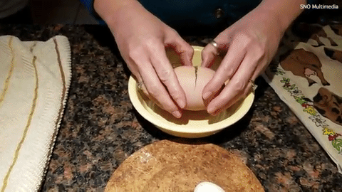 Đập quả trứng gà ‘khủng’, bất ngờ thấy... trứng mini bên trong