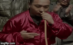 'Dị nhân' biểu diễn tuyệt kỹ... bơm lốp xe bằng mũi