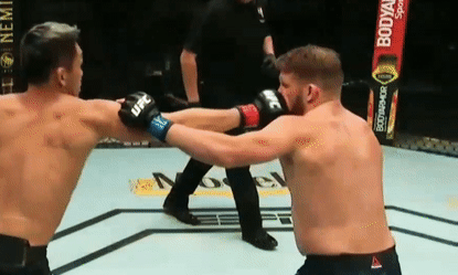 Võ sĩ Nhật Bản tung cú đấm ‘búa tạ’ hạ đối thủ sau 48 giây