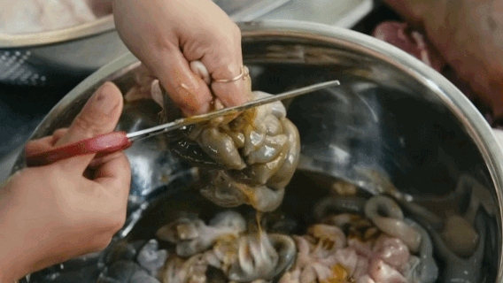 Nậm pịa là một trong những món ăn độc đáo của bà con dân tộc vùng Tây Bắc, được làm từ phân non của động vật ăn cỏ như trâu, bò, dê và lục phủ ngũ tạng của chúng