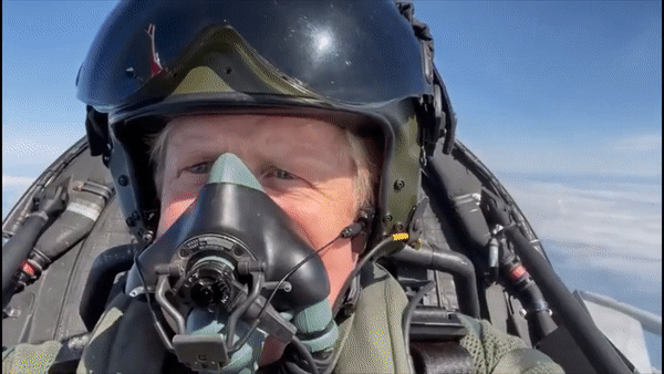 Thủ tướng Anh ngồi trên máy bay Typhoon.