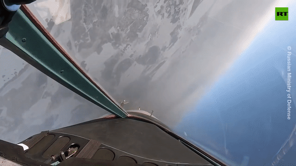 Chóng mặt xem phi công Nga nhào lộn trên tuyết trắng với Su-34