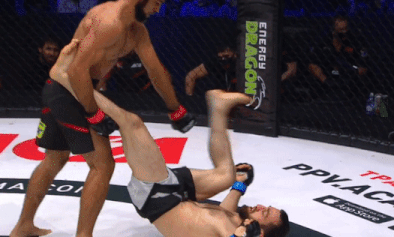 Lom-Ali Nalgiev ra đòn hạ knock-out Imanali Gamzatkhanov.