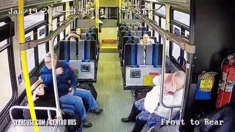 Xe tải đâm xuyên thân xe buýt, hành khách sống sót thần kì